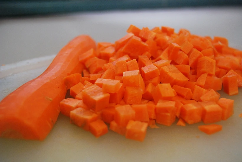 תבשיל אורז עם גזר, תירס, כרישה ושקדים