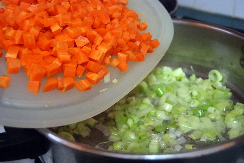 תבשיל אורז עם גזר, תירס, כרישה ושקדים