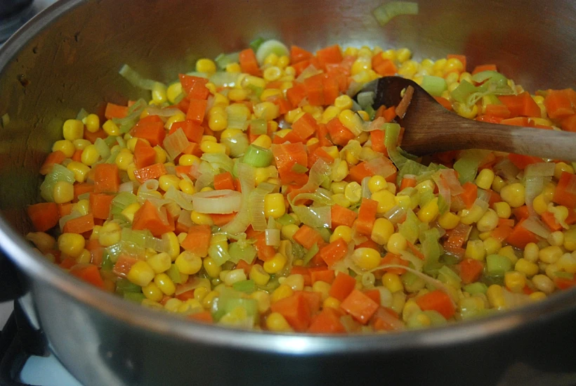 תבשיל אורז עם גזר, תירס, כרישה ושקדים