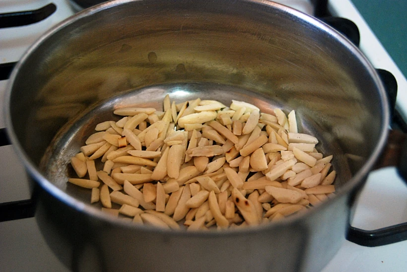 תבשיל אורז עם גזר, תירס, כרישה ושקדים