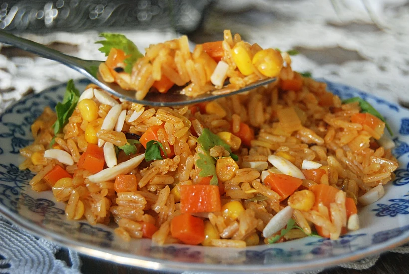 תבשיל אורז עם גזר, תירס, כרישה ושקדים