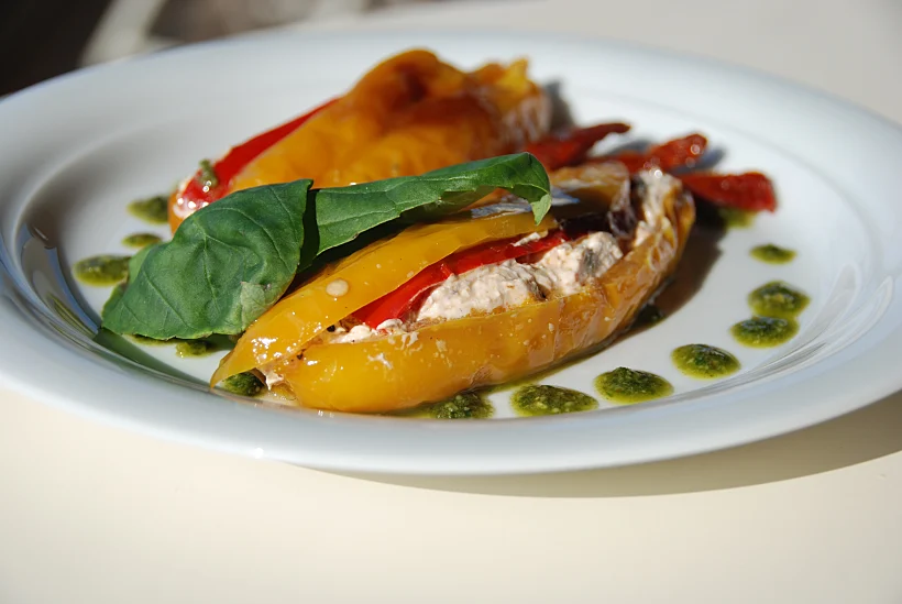 פלפל צהוב במילוי גבינה עם זיתים, עגבניות ורוטב פסטו - בר הקופסא