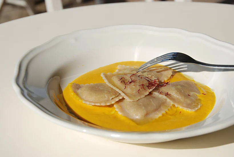 רביולי במילוי ארטישוק בחמאת פלפלים צהובים וזעפרן - פיורי