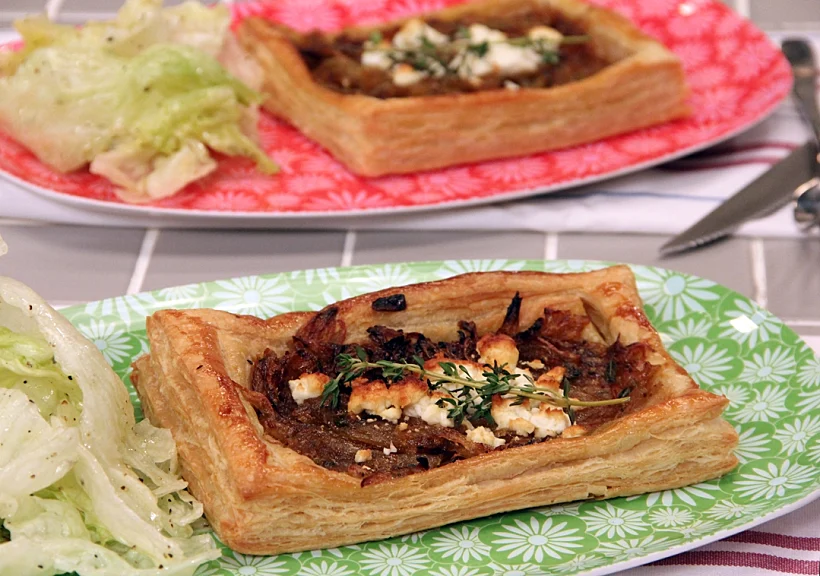 טארט בצל מקורמל וגבינת פטה