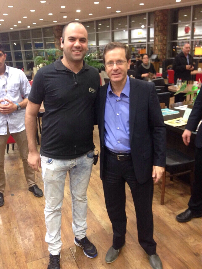 הסיטי: מימין בוזי הרצוג יור מפלגת העבודה ומשמאל צח כהן מנהל סניף קפה גרג