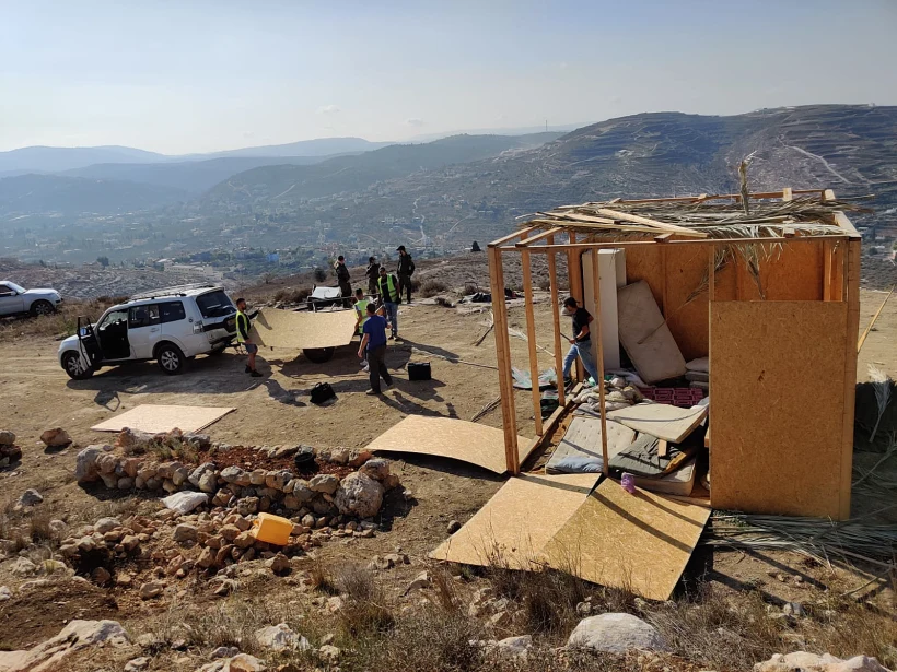 כוחות משמר הגבול והמנהל האזרחי בפינוי מספר צריפי עץ