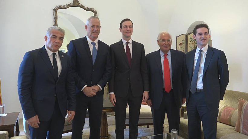 פגישתם של בני גנץ ויאיר לפיד היועץ הבכיר לנשיא ארה״ב, ג׳רארד קושנר בירושלים