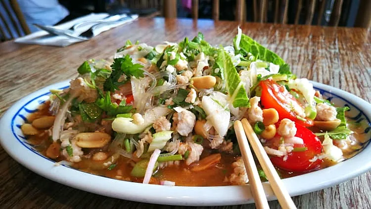 סלט אטריות שעועית ועוף