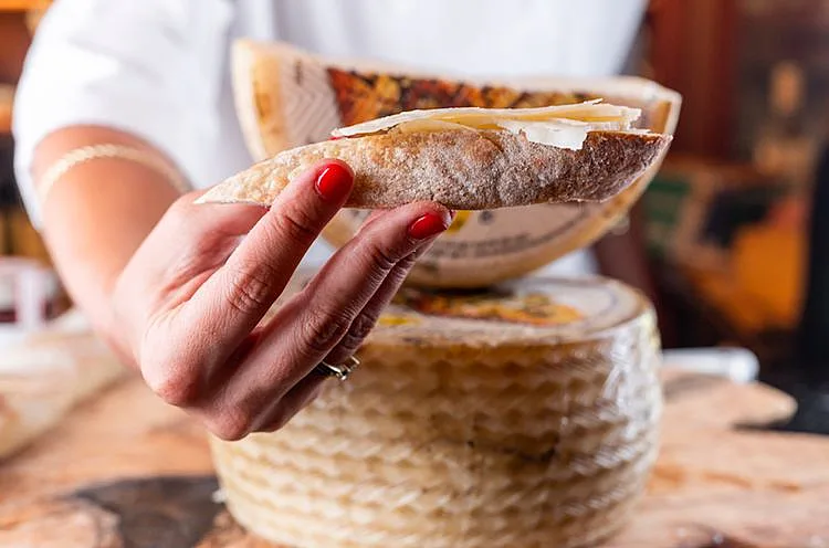 באשר פרומז'רי מגיעה לאשדוד