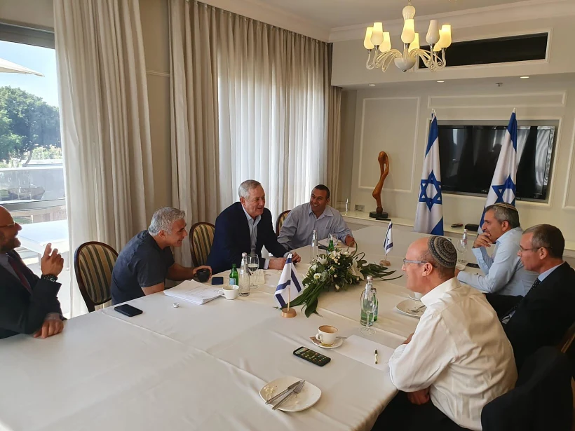 פגישת צוותי המשא ומתן של כחול לבן והליכוד בכפר המכביה