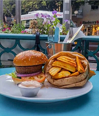 ביונד בורגר בתוספת פוטטוס של ברובע בר יין