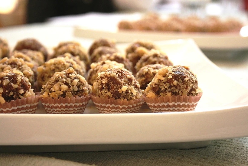 כדורי תמרים בציפוי אגוזים קצוצים