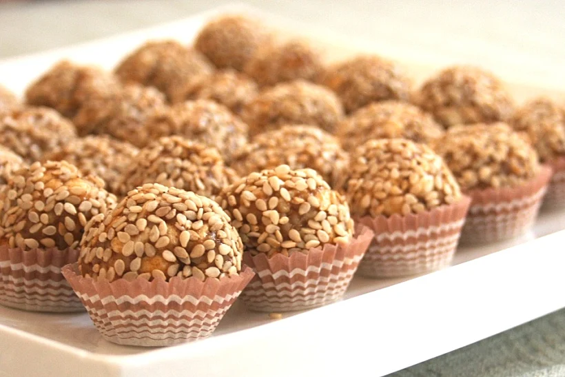 כדורי טחינה עם פצפוצי אורז, סילאן ושומשום