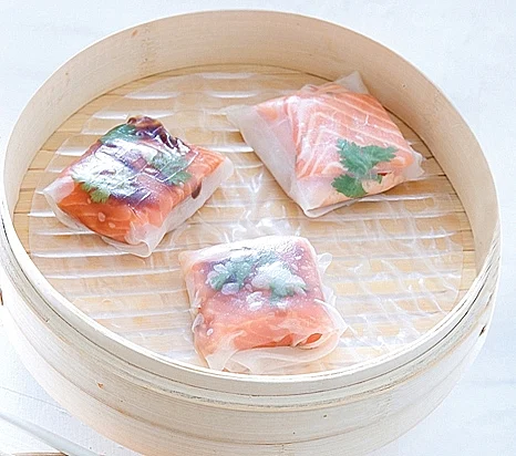 סלמון הויסין בדפי אורז