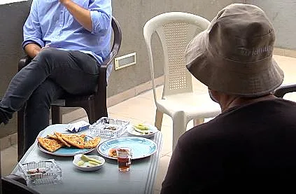 י', נהג הסעות ישראלי, שעוכב לחקירה, יחד עם שני פלסטינים שאותם הסיע, בחשד למעורבות בפרשת אונס בת ה-7