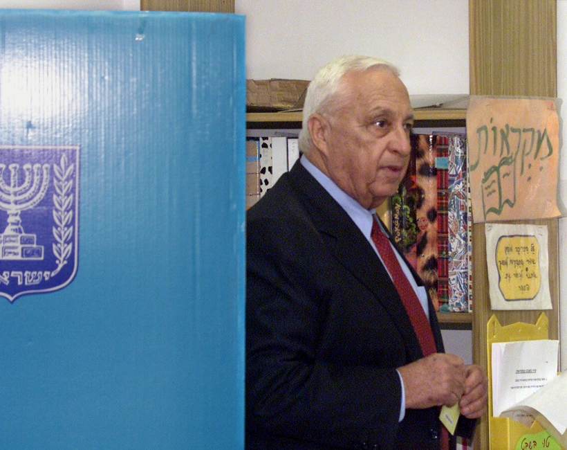 ראש הממשלה לשעבר אריאל שרון מצביע בבחירות 2001