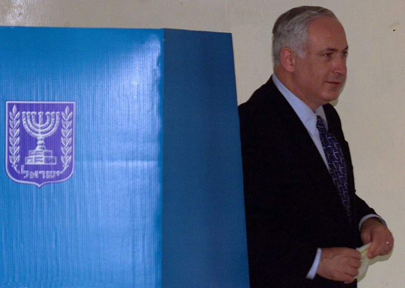 ראש הממשלה בנימין נתניהו מצביע בבחירות 1999