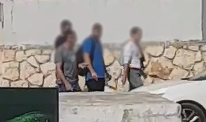 חוקרי המשטרה עוצרים את החשוד באיומים בפייסבוק כנגד משפחת נתניהו