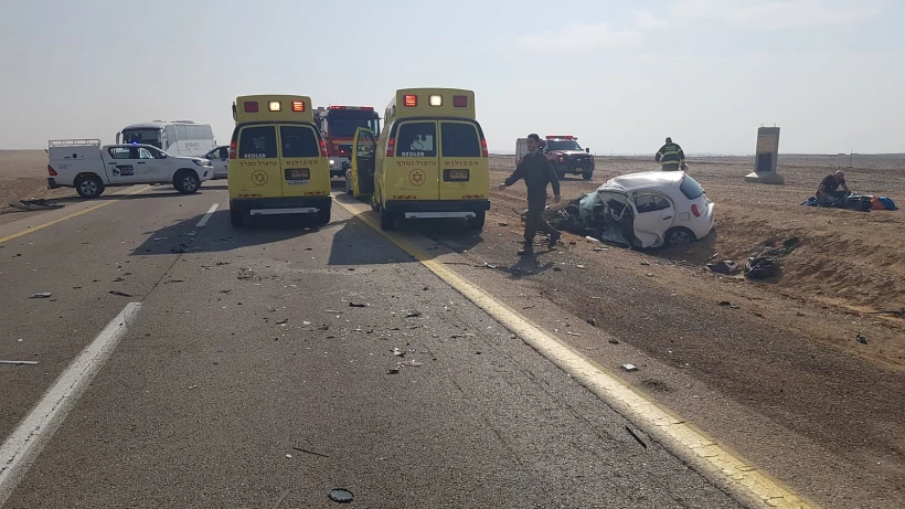זירת התאונה בכביש 90, בין צומת מנוחה לצומת קטורה, בהתנגשות חזיתית בין 2 כלי רכב פרטיים