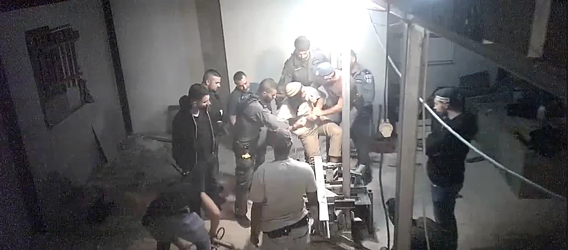 שוטרים בבית ביצהר שבו אזק את עצמו נריה זארוג ביצהר