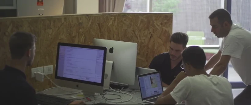 צעירים עובדים במשרד