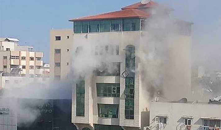 דיווח על פגיעה ישירה בבניין מגורים בעזה
