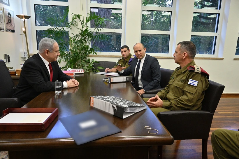 העברת מקל בין שר הביטחון היוצא, בנימין נתניהו, לשר הביטחון הנכנס, נפתלי בנט, בהשתתפות הרמטכ״ל אביב כוכבי