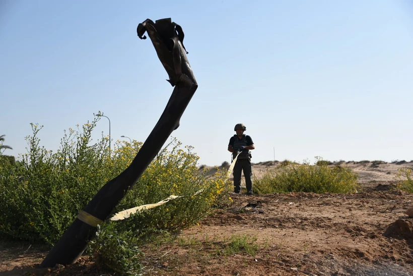 שוטרי משטרת ישראל מפנים חלקי רקטה שנחתו בשטח ישראל