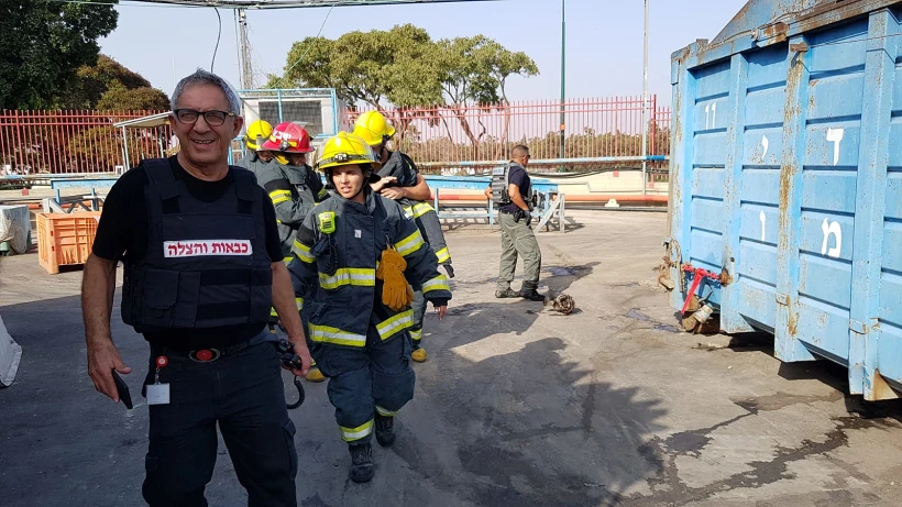 לוחמי האש פועלים בחצר מפעל בשדרות שנפגע על ידי רקטה