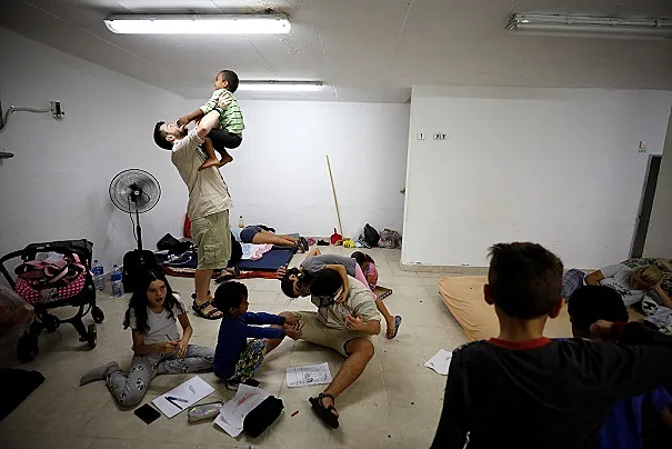 בני נוער במקלטים