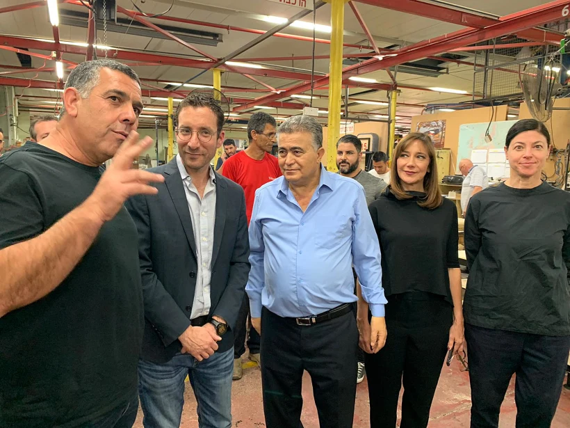בכירי מפלגת העבודה-גשר בביקור במפעל ''הולנדיה'' שנפגע מרקטה בשדרות