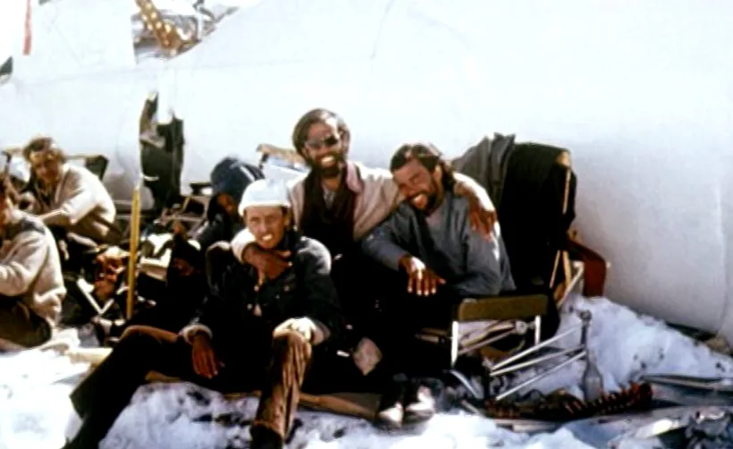 שחקני הראגבי אחרי התרסקות המטוס