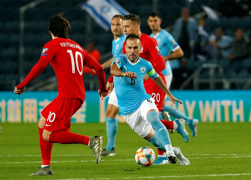 ביברס נאתכו במדי נבחרת ישראל נגד נבחרת פולין במוקדמות יורו 2020