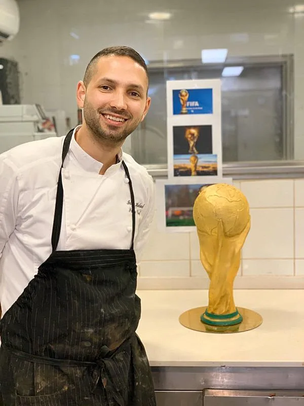 השף עידן חדד עם גביע המונדיאל המתוק