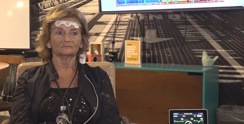 שרה פרי, משתתפת בניסוי מוזיקה