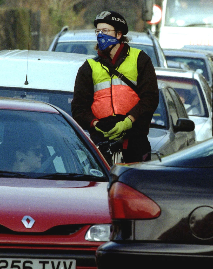 רוכב אופניים חובש מסכה בזמן שהוא תקוע בפקקים בלונדון