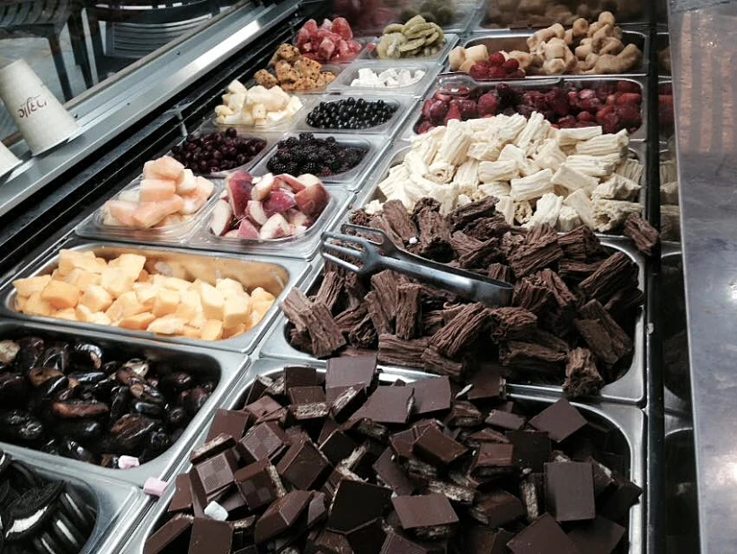 מבחר עצום של שוקולדים ופירות לפרוזן יוגורט. אנדרי