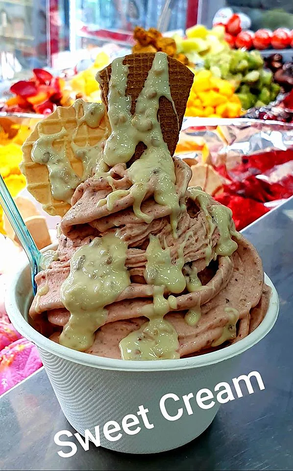 פרוזן יוגורט עם שוקולד לבן למעלה