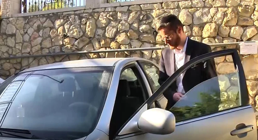 מנחם הנדלר, נעצר בידי המשטרה בחשד להסעה בתשלום