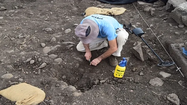 חופר ארכיאולוגי במקום בו נמצא פסיפס נדיר בבית כנסת מהתקופה הרומית בגולן
