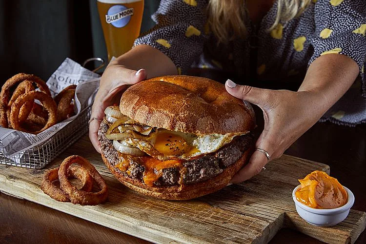 מכורים להמבורגר? זה בשבילכם. סומו בורגר של אברטו