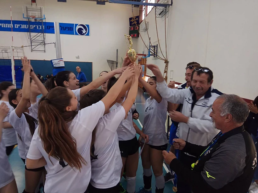נבחרת בנות הכדורעף של אשכול חוגגות ניצחון