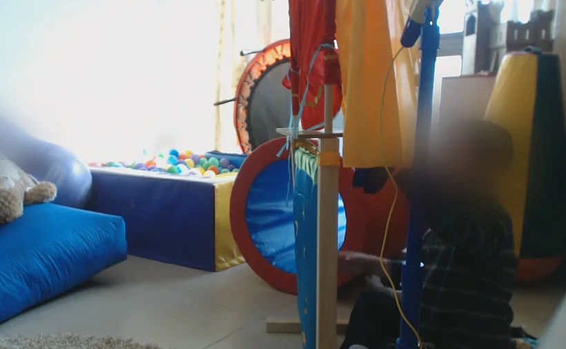 ילד בטיפול אצל עובדת סוציאלית