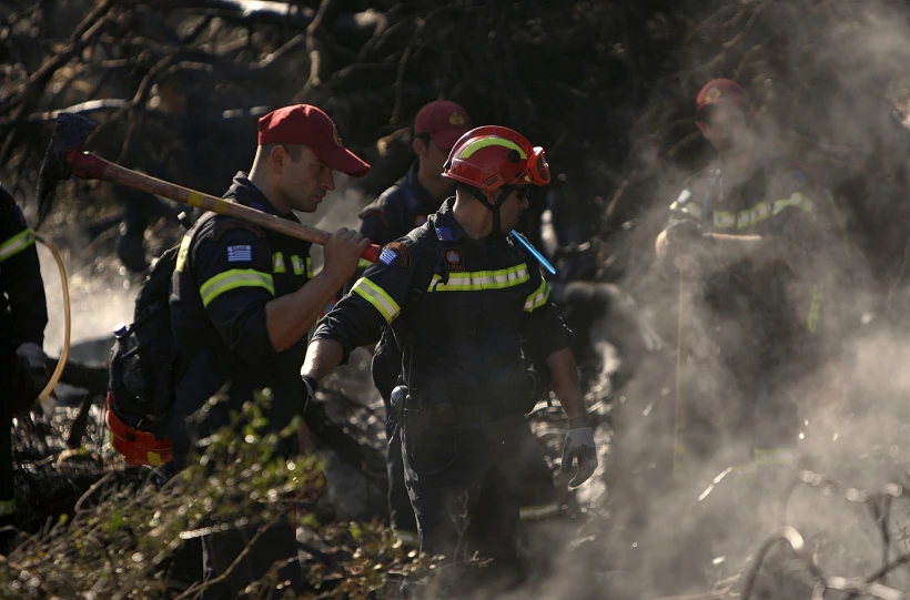 כבאים בשריפה ביערות הכרמל