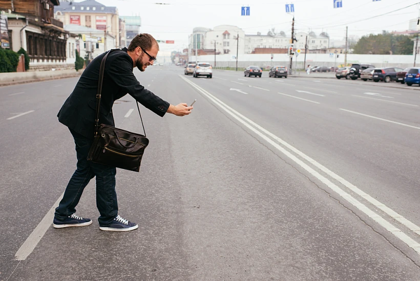 אדם הולך ברחוב עם סמארטפון