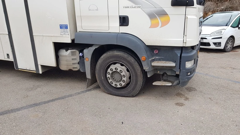 טיולית הלוחמים שצמיגיה נוקבו סמוך למאחז קומי אורי