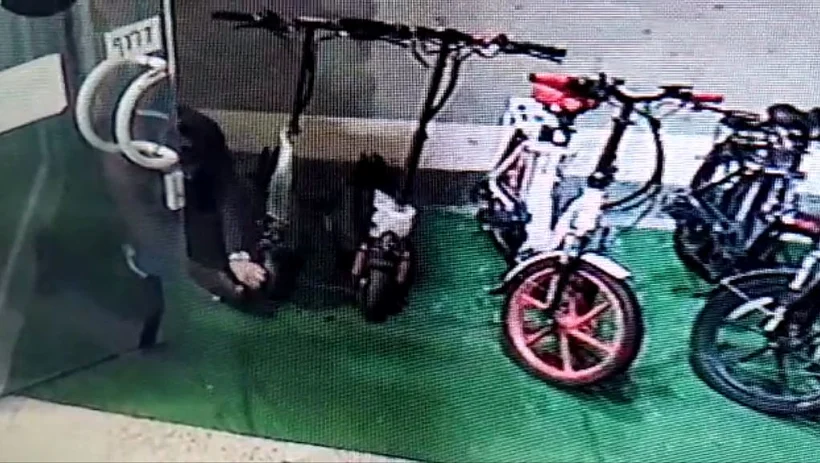 גנב קורקינט תועד בזמן המעשה