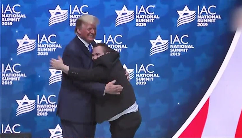 חבר להקת שלווה מחבק את דולנד טראמפ