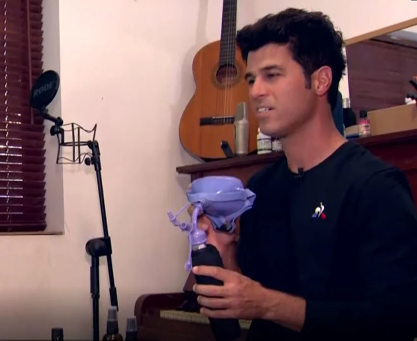 טל מוסרי בפיתוח קול לקראת הצגות חנוכה