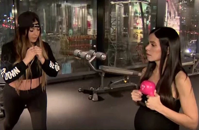 מיכל הקטנה באימון לקראת הצגות חנוכה